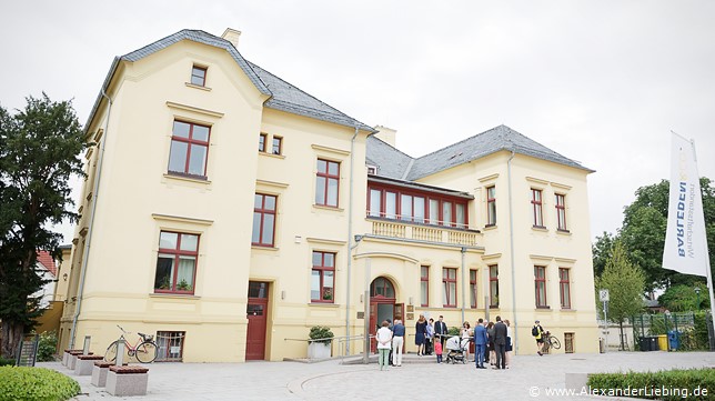 Hochzeitsfotograf Standesamt Barleben / Robinien-Hof Gommern - die Hochzeitsgesellschaft vor dem Standesamt Barleben