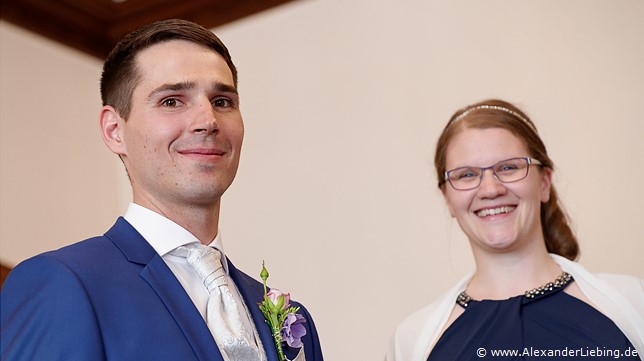 Hochzeit - kurz vor der Trauung Hochzeitsfotograf Standesamt Barleben / Robinien-Hof Gommern - Bräutigam und Trauzeugin atmen noch einmal durch