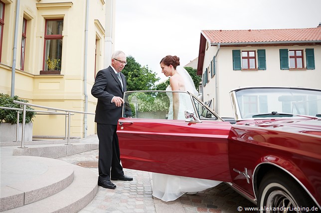 Hochzeitsfotograf Standesamt Barleben / Robinien-Hof Gommern - ein stolzer Brautvater hilft seiner Tochter aus dem Auto