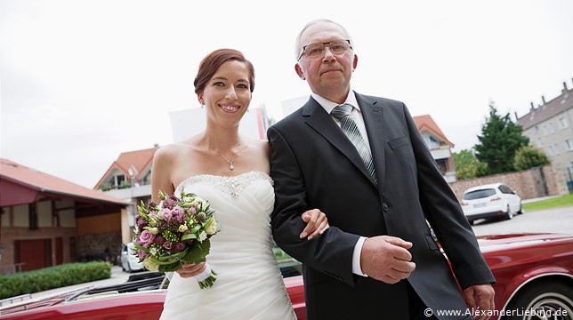 Hochzeit - kurz vor der Trauung Hochzeitsfotograf Standesamt Barleben / Robinien-Hof Gommern - auf dem Weg ins Standesamt: der Brautvater hat Braut im Arm