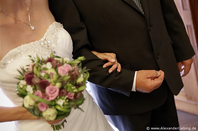 Hochzeit - kurz vor der Trauung Hochzeitsfotograf Standesamt Barleben / Robinien-Hof Gommern - Arm in Arm: Braut wird von Vater reingeführt