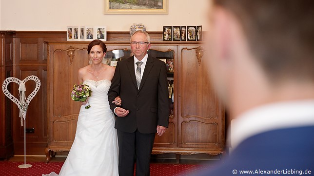 Hochzeit - standesamtliche Trauung Hochzeitsfotograf Standesamt Barleben / Robinien-Hof Gommern - die Musik spielt, der Bräutigam sieht seine Braut und Brautvater