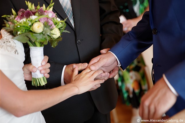 Hochzeitsfotograf Standesamt Barleben / Robinien-Hof Gommern - Nahaufnahme der Brautübergabe vom Vater an seinen künftigen Schwigersohn