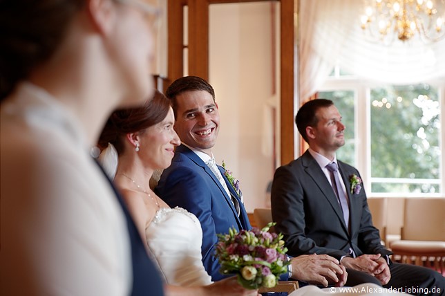 Hochzeit - standesamtliche Trauung Hochzeitsfotograf Standesamt Barleben / Robinien-Hof Gommern - der Bräutgam lächelt seine Braut an