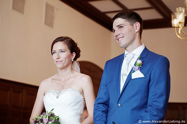 Hochzeitsfotograf Standesamt Barleben / Robinien-Hof Gommern - gleich wird es gesprochen, das Ja-Wort: das Brautpaar lauscht den Worten der Standesbeamtin