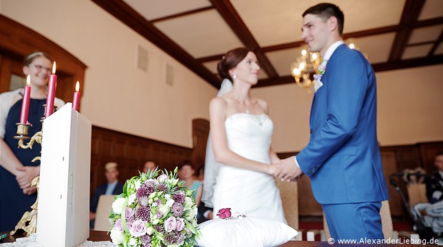 Hochzeitsfotograf Standesamt Barleben / Robinien-Hof Gommern - das Brautpaar Hand in Hand, tiefe Blicke - das Ja-Wort - Nahaufnahme von Ringkissen, Brautstrauß und Stammbuch