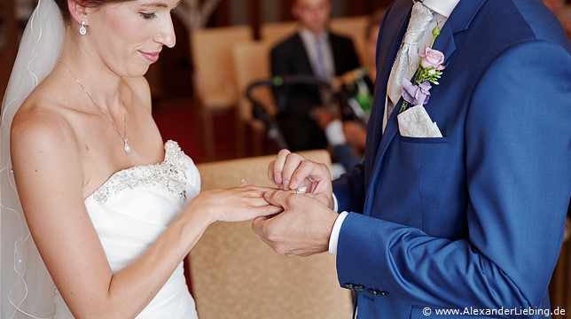 Hochzeit - standesamtliche Trauung Hochzeitsfotograf Standesamt Barleben / Robinien-Hof Gommern - ein Zeichen der Liebe: Bräutigam steckt Braut Ring an