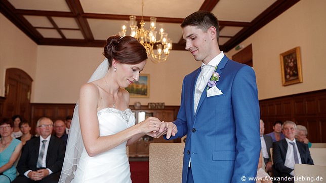 Hochzeit - standesamtliche Trauung Hochzeitsfotograf Standesamt Barleben / Robinien-Hof Gommern - Braut steckt Bräutigam Ring an