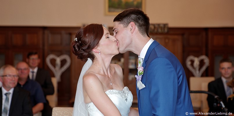 Hochzeit - standesamtliche Trauung Hochzeitsfotograf Standesamt Barleben / Robinien-Hof Gommern - mit dem Hochzeitskuss besiegelt das Brautpaar ihr Ja-Wort zu einander