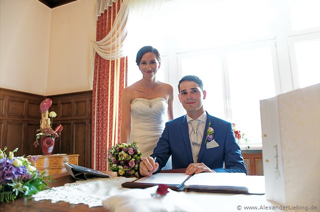 Hochzeit - standesamtliche Trauung Hochzeitsfotograf Standesamt Barleben / Robinien-Hof Gommern - unerlässlich ist die Unterschrift auf den Hochzeitspapiere