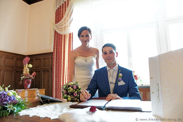 Hochzeitsfotograf Standesamt Barleben / Robinien-Hof Gommern - unerlässlich ist die Unterschrift auf den Hochzeitspapiere