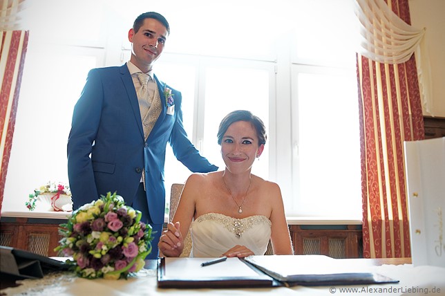 Hochzeit - standesamtliche Trauung Hochzeitsfotograf Standesamt Barleben / Robinien-Hof Gommern - hier unterschreibt Sie zum ersten Mal mit Ihrem neuen Nachnamen