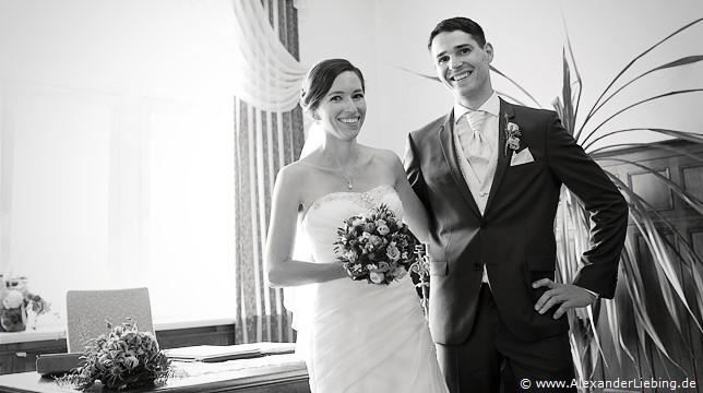 Hochzeit - Begrüßung, Sektempfang und Spielereien Hochzeitsfotograf Standesamt Barleben / Robinien-Hof Gommern - Glück kann man fotografieren: Frisch angetraute Eheleute