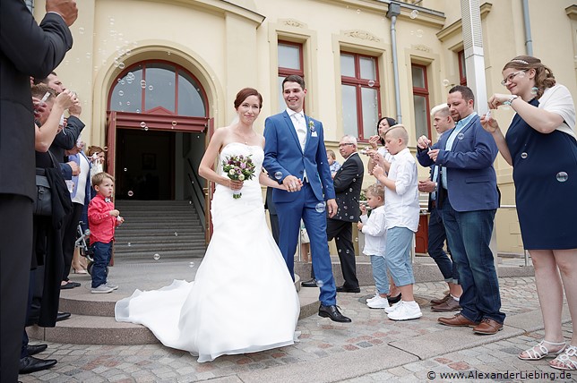 Hochzeitsfotograf Standesamt Barleben / Robinien-Hof Gommern - ein Seifenblasen-Empfang ist immer wunderschön anzusehen