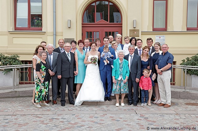 Hochzeit - Gruppenfoto Hochzeitsfotograf Standesamt Barleben / Robinien-Hof Gommern - die Hochzeitsgesellschaft beisammen: das Gruppenbild vor dem Standesamt
