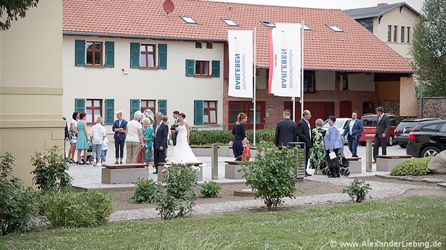 Hochzeit - Begrüßung, Sektempfang und Spielereien Hochzeitsfotograf Standesamt Barleben / Robinien-Hof Gommern - Hochzeitsgesellschaft vor dem Standesamt auf dem Weg zum Sektempfang