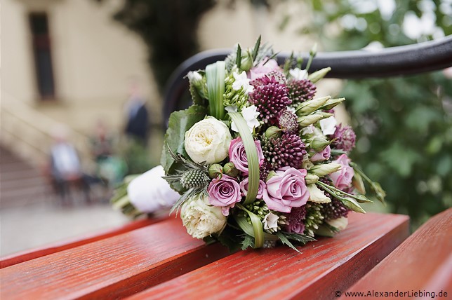 Hochzeit - Begrüßung, Sektempfang und Spielereien Hochzeitsfotograf Standesamt Barleben / Robinien-Hof Gommern - der wunderschöne Brautstrauß parkt wohlbehalten auf Holzbank