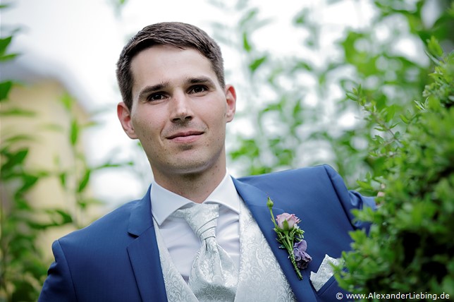 Hochzeit - Brautpaar Hochzeitsfotograf Standesamt Barleben / Robinien-Hof Gommern - ein verliebter Bräutigam schaut zu seiner Braut herüber