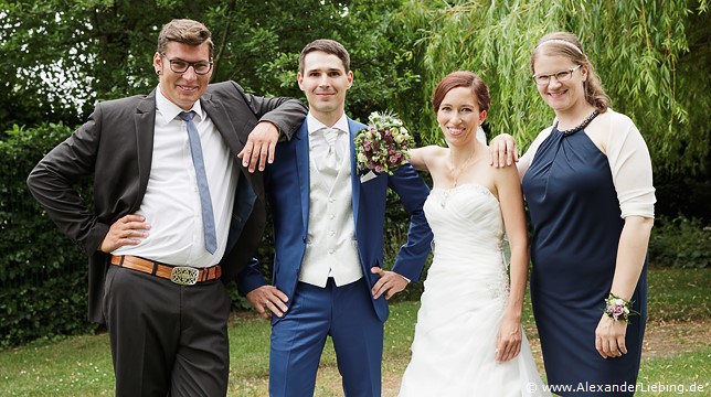 Hochzeit - Gruppenfoto Hochzeitsfotograf Standesamt Barleben / Robinien-Hof Gommern - das Brautpaar posiert mit Trauzeugin und ihrem Mann