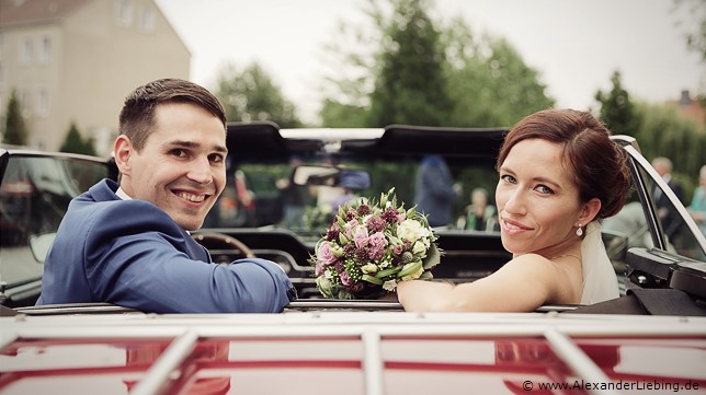 Hochzeit - Brautpaar Hochzeitsfotograf Standesamt Barleben / Robinien-Hof Gommern - zur Abfahrt bereit: das Brautpaar im roten Ford Mustang