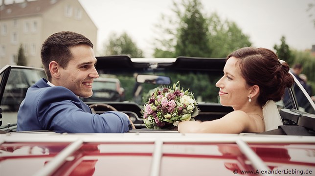 Hochzeit - Brautpaar Hochzeitsfotograf Standesamt Barleben / Robinien-Hof Gommern - das Brautpaar sitzt in Mustang und schauen sich glücklich an