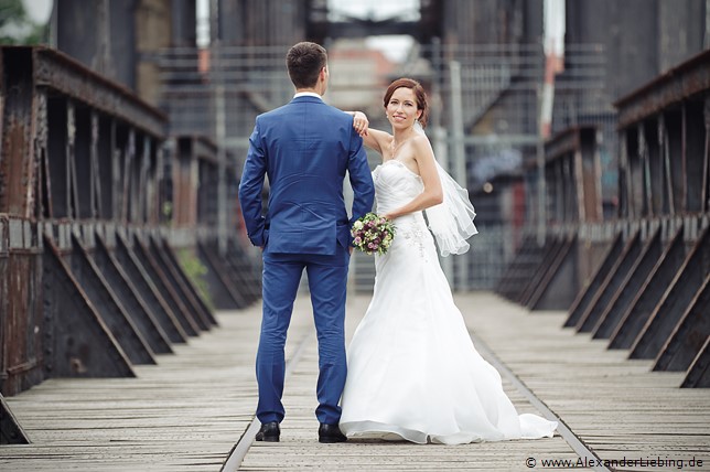 Hochzeit - Brautpaar Hochzeitsfotograf Standesamt Barleben / Robinien-Hof Gommern - Brautpaarshooting auf Hubbrücke in Magdeburg
