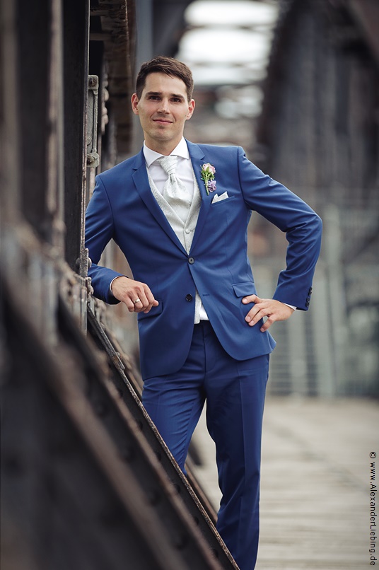 Hochzeit - Brautpaar Hochzeitsfotograf Standesamt Barleben / Robinien-Hof Gommern - starker Blick - Portrait vom Bräutigam