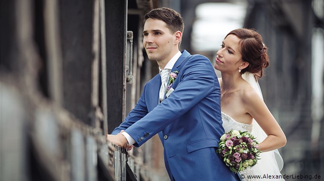 Hochzeit - Brautpaar Hochzeitsfotograf Standesamt Barleben / Robinien-Hof Gommern - Brautpaar blickt in die Ferne am Brückengeländer