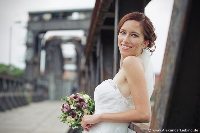 Hochzeit - Brautpaar Hochzeitsfotograf Standesamt Barleben / Robinien-Hof Gommern - eine lässige Braut beim Shooting