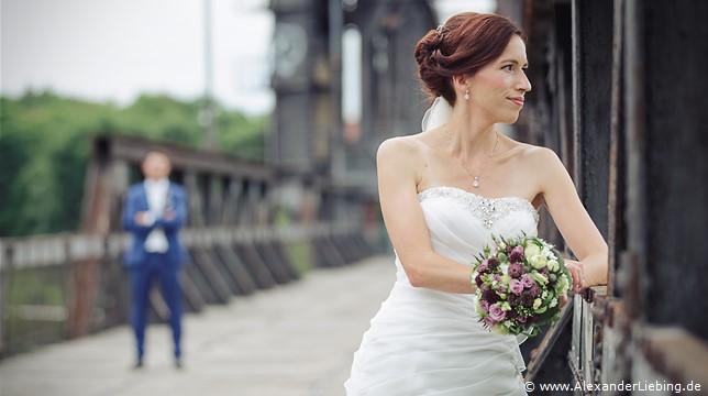 Hochzeit - Brautpaar Hochzeitsfotograf Standesamt Barleben / Robinien-Hof Gommern - Stillleben auf der Hubbrücke in Magdeburg zum brautpaarshooting