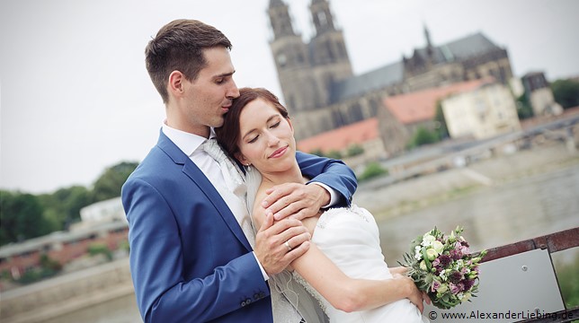 Hochzeit - Brautpaar Hochzeitsfotograf Standesamt Barleben / Robinien-Hof Gommern - Zweisamkeit an der Elbe