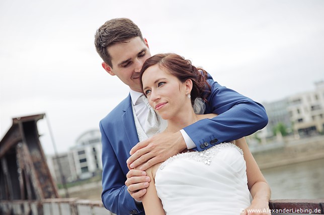 Hochzeit - Brautpaar Hochzeitsfotograf Standesamt Barleben / Robinien-Hof Gommern - inniges Brautpaar auf der Hubbrücke in Magdeburg
