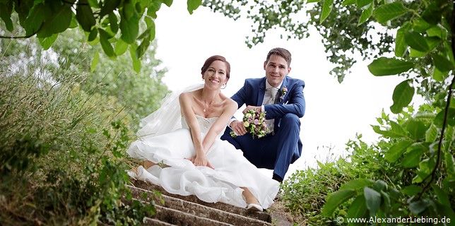 Hochzeit - Brautpaar Hochzeitsfotograf Standesamt Barleben / Robinien-Hof Gommern - unser Geheimshopt in Magdeburg: die Braut sitzt auf Treppe im Grünen