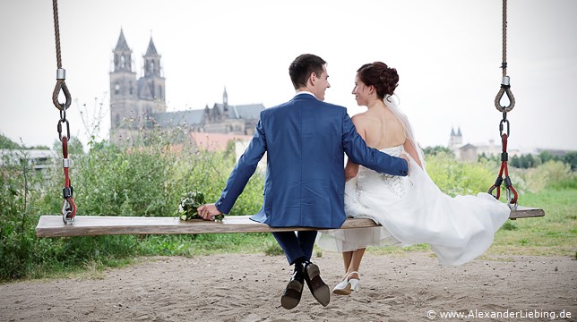 Hochzeit - Brautpaar Hochzeitsfotograf Standesamt Barleben / Robinien-Hof Gommern - verliebte Blicke auf der Elbschaukel unter der Hubbrücke in Magdeburg