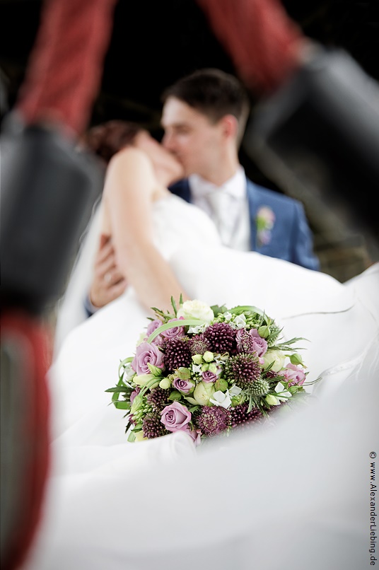 Hochzeit - Brautpaar Hochzeitsfotograf Standesamt Barleben / Robinien-Hof Gommern - im Fokus: der wunderschöne Brautstrauß