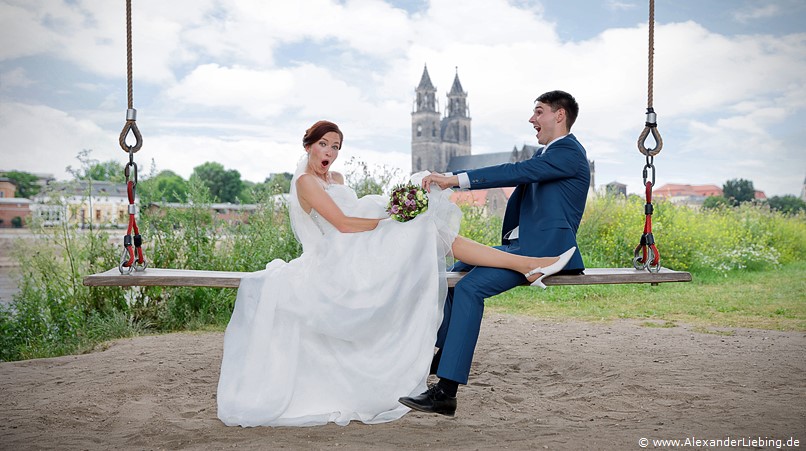Hochzeit - Brautpaar Hochzeitsfotograf Standesamt Barleben / Robinien-Hof Gommern - Spaß auf der Elbschaukel: der Bräutigam wirft schonmal einen ersten Blick ;)