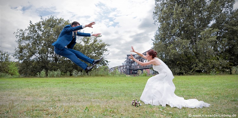Hochzeit - Brautpaar Hochzeitsfotograf Standesamt Barleben / Robinien-Hof Gommern - Magie können wir auch, hier der fliegende Bräutigam
