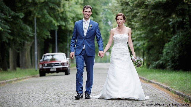 Hochzeit - Brautpaar Hochzeitsfotograf Standesamt Barleben / Robinien-Hof Gommern - Brautpaarshooting mit Ford Mustang