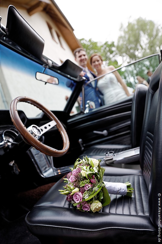 Hochzeitsfotograf Standesamt Barleben / Robinien-Hof Gommern - Perspektive mal anders: der wunderschöne Brautstrauß liegt auf Fahrersitz des Ford Mustang