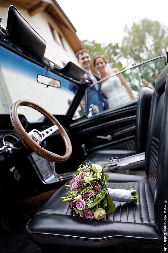 Hochzeit - Hochzeitsfeier Hochzeitsfotograf Standesamt Barleben / Robinien-Hof Gommern - Perspektive mal anders: der wunderschöne Brautstrauß liegt auf Fahrersitz des Ford Mustang