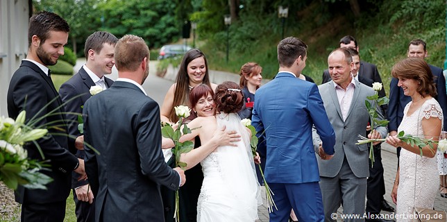 Hochzeit - Hochzeitsfeier Hochzeitsfotograf Standesamt Barleben / Robinien-Hof Gommern - ein Teil der Hochzeitsgesellschaft empfängt das Brautpaar später und gratuliert zum Ja-Wort am Vormittag