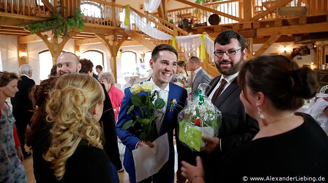 Hochzeitsfotograf Standesamt Barleben / Robinien-Hof Gommern - der Bräutigam nimmt Geschenke entgegen - die Gäste suchen sich Ihren Platz und kommen in der Location an