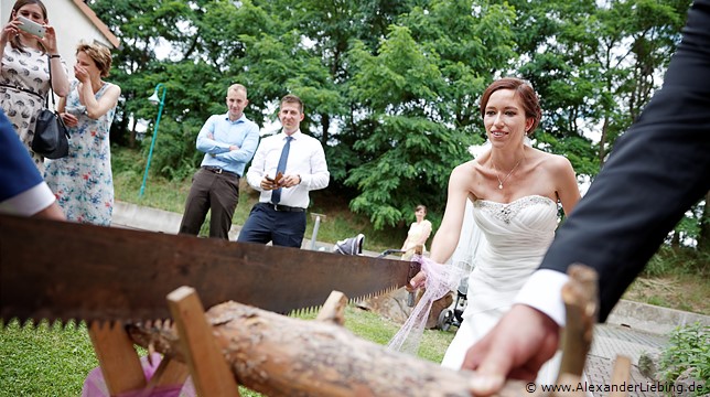 Hochzeit - Hochzeitsfeier Hochzeitsfotograf Standesamt Barleben / Robinien-Hof Gommern - hier ist das Baumstammsägen keine Herausforderung