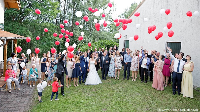 Hochzeitsfotograf Standesamt Barleben / Robinien-Hof Gommern - und wieder so ein magischer Moment: das Brautpaar lässt gemeinsam mit ihren Gästen Luftballons steigen