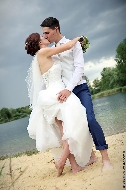 Hochzeit - Brautpaar Hochzeitsfotograf Standesamt Barleben / Robinien-Hof Gommern - Zweisam mit Füßen im Sand am Kulk in Gommern
