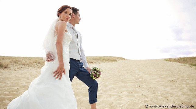Hochzeitsfotograf Standesamt Barleben / Robinien-Hof Gommern - Brautpaar am Sandstrand, der Kulk in Gommern