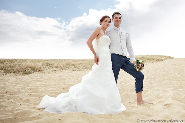 Hochzeit - Brautpaar Hochzeitsfotograf Standesamt Barleben / Robinien-Hof Gommern - Ehepaar posiert im Sand