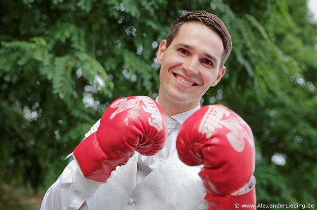 Hochzeit - Hochzeit, Poltern Hochzeitsfotograf Standesamt Barleben / Robinien-Hof Gommern - Bereit für eine ungewöhnliches Poltern: Bräutigam mit Boxhandschuhen