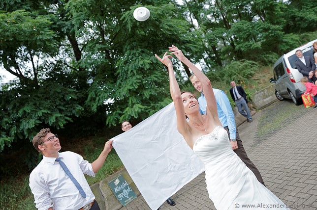 Hochzeitsfotograf Standesamt Barleben / Robinien-Hof Gommern - die Braut wirft Handbeschrieben von den Gästen rückwärts zu ihrem Bräutigam