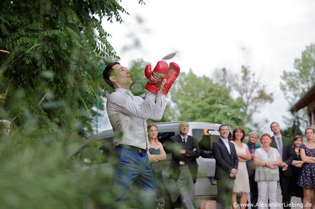 Hochzeit - Hochzeit, Poltern Hochzeitsfotograf Standesamt Barleben / Robinien-Hof Gommern - Ehemann fängt Teller mit Boxhandschuen